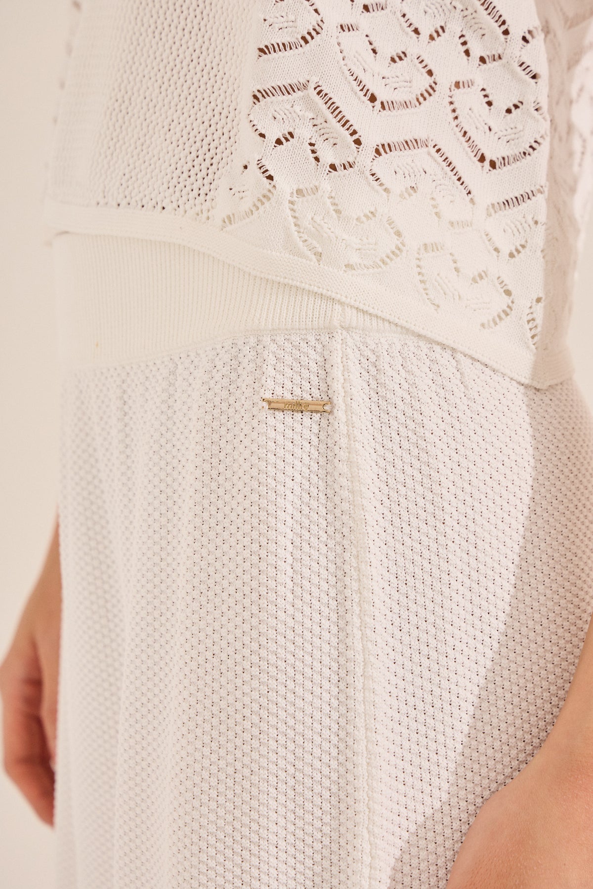 #color_off white