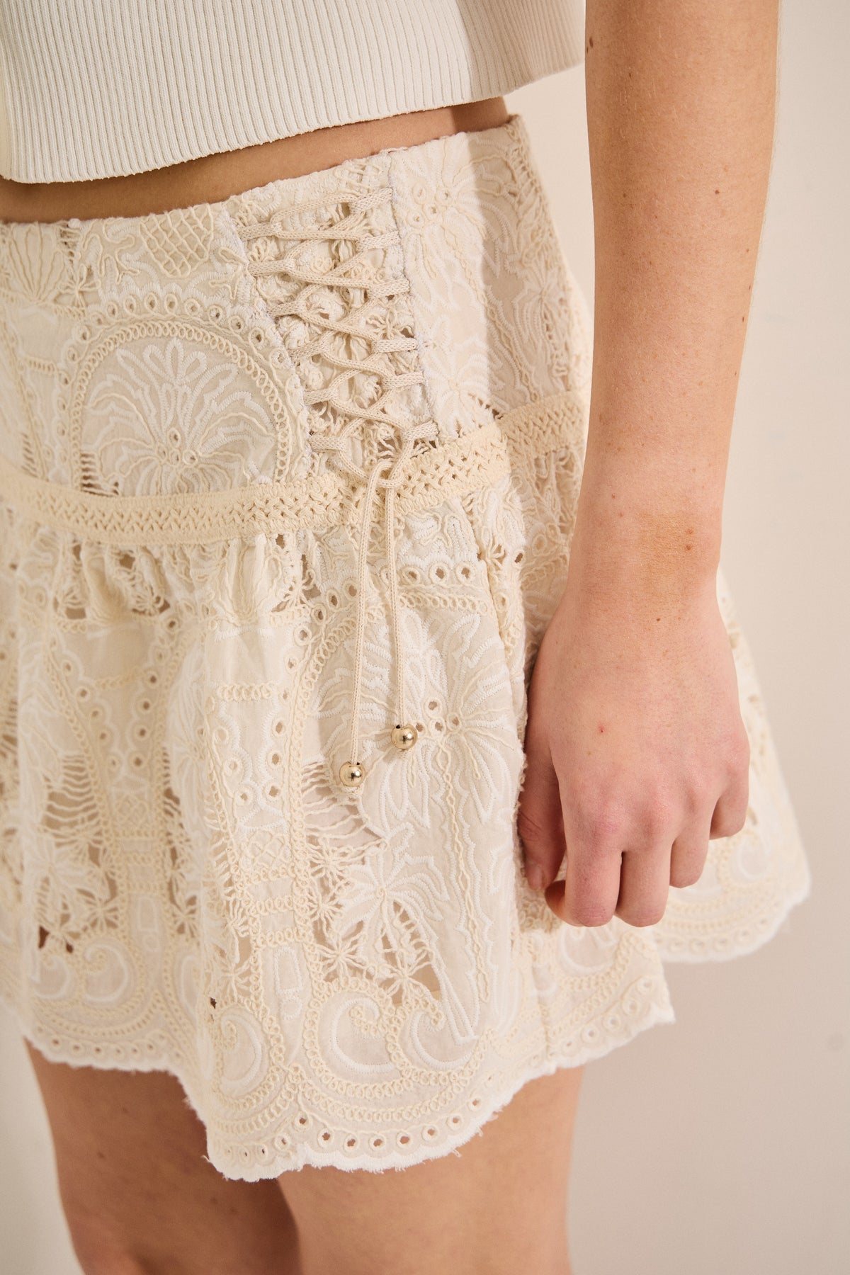 #color_off white