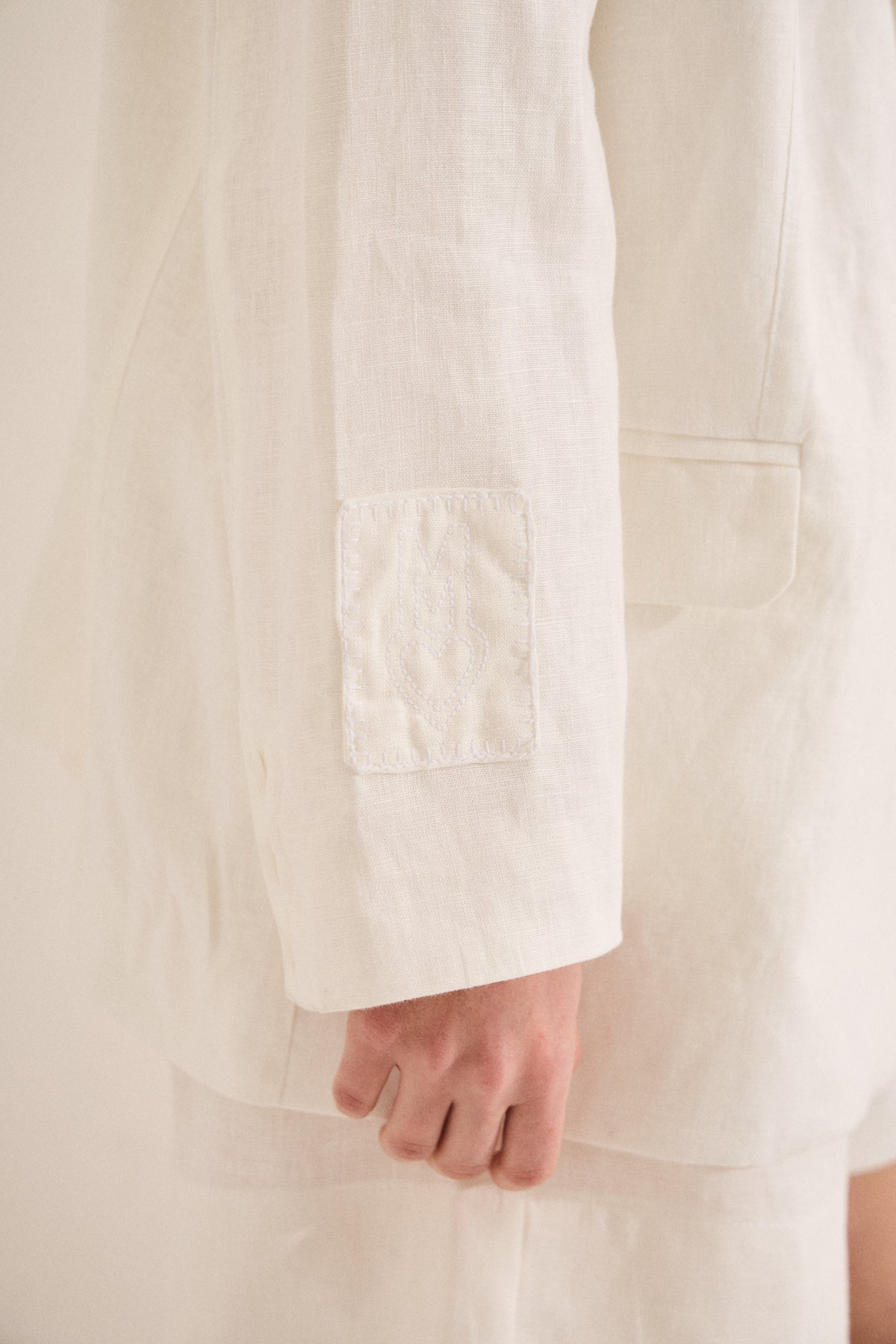 #color_off white