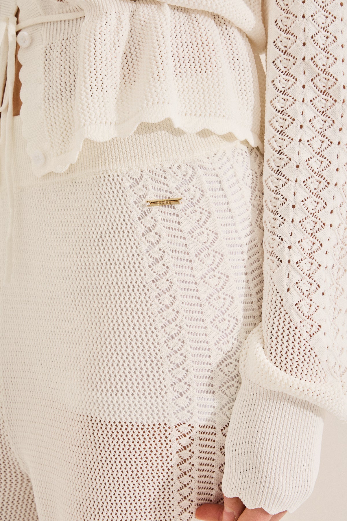 #color_off white